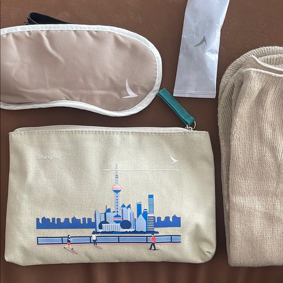 Cathay Pacific. Handbags - NWOT: Shanghai Cosmetic Toiletry Pouch Travel Set 🌼 - Brand New